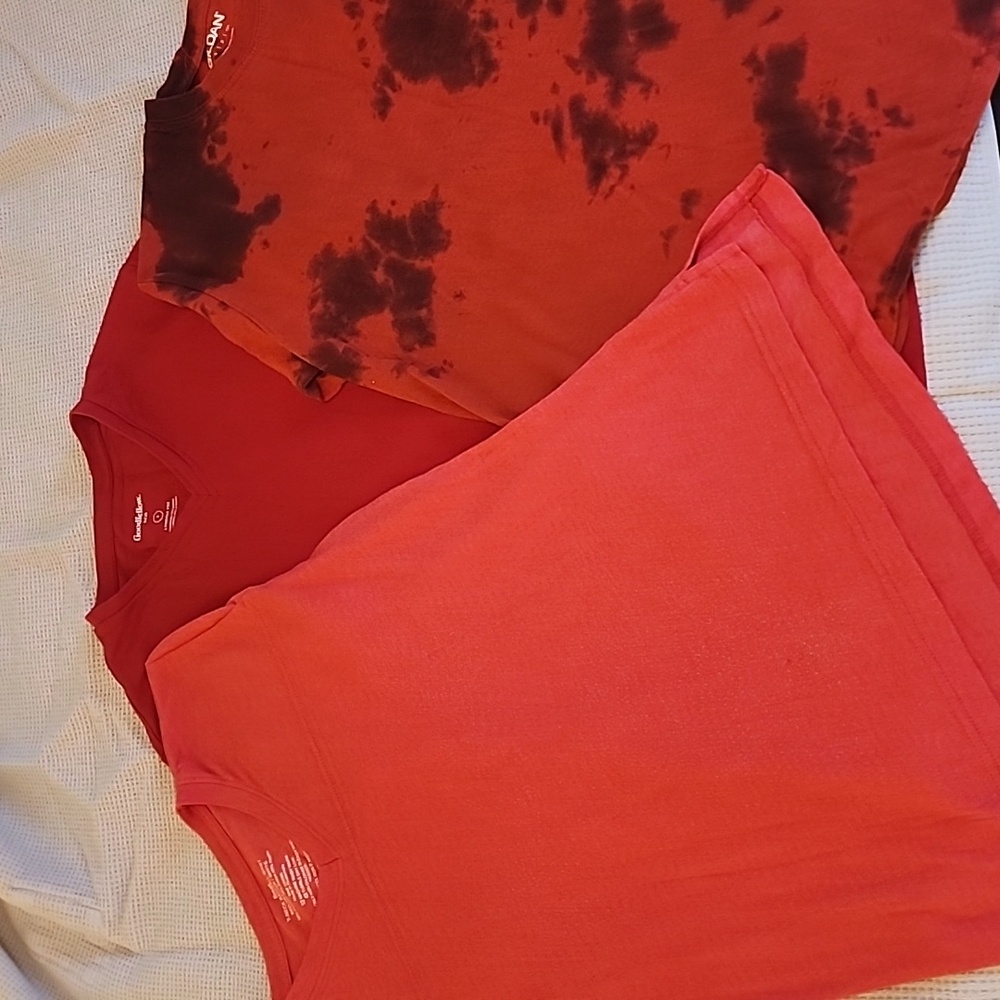 🔴 3 red t shirts size small